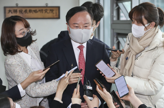 국민의힘 김재원 최고위원이 24일 오후 서울 종로구에 위치한 김종인 전 비상대책위원장의 사무실에서 김 전 비대위원장과 만난 뒤 취재진의 질문을 받고 있다. 연합뉴스