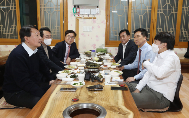 국민의힘 윤석열 대선 후보와 이준석 대표가 3일 울산 울주군의 한 식당에서 만찬 회동을 하고 있다. 연합뉴스