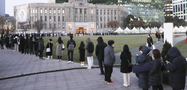 3일 저녁 서울광장 선별진료소에서 시민들이 검사를 기다리고 있다. 이날 정부는 코로나19 재확산에 따라 사적 모임 허용인원을 다시 줄이고 