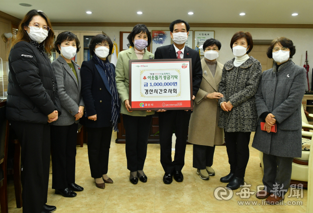 경산시간호사회 박분조 회장과 회원들이 경산시청을 방문해 이웃돕기 성금 100만 원을 기탁했다. 경산시간호사회 제공