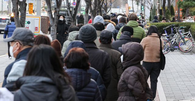 신종 코로나바이러스 감염증(코로나19) 신규 확진이 5천352명, 사망자 70명으로 역대 최다를 기록한 4일 오전, 서울 송파구 송파보건소 코로나19 선별진료소 인근 인도가 검사를 받으려는 시민들로 가득 차 있다. 연합뉴스