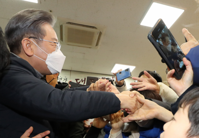 더불어민주당 이재명 대선후보가 4일 전북 군산시 공설시장을 방문, 지지자들과 인사하고 있다. 연합뉴스