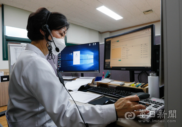 5일 계명대 대구동산병원 코로나19 재택치료환자 모니터링 상황실에서 근무 중인 간호사들이 재택 치료 중인 환자에게 전화를 걸어 건강 상태를 파악하고 있다. 현재 대구의 코로나19 신규 확진자 가운데 재택 치료 비율은 20% 정도로, 대구시는 병상 가동률을 보면서 재택 치료 환자 비율을 점진적으로 늘려갈 방침이다. 우태욱 기자 woo@imaeil.com