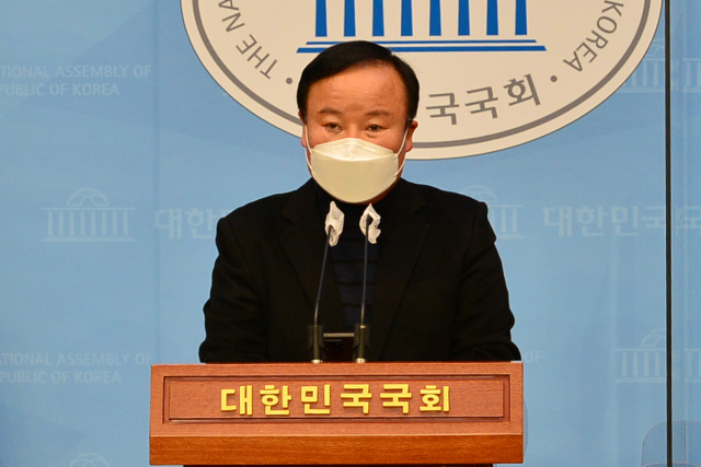 국민의힘 윤석열 대선 후보 캠프의 김재원 클린선거전략본부장이 5일 오후 국회 소통관에서 도이치모터스 관련 공정한 수사를 촉구하는 기자회견을 하고 있다. 연합뉴스