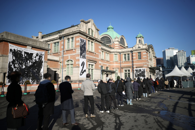 5일 오전 서울역광장에 설치된 임시선별검사소에서 시민들이 코로나19 검사를 받기 위해 줄을 서고 있다. 연합뉴스