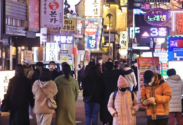 6일 특별방역 대책이 시행되기 전날인 5일 한 거리의 모습. 연합뉴스