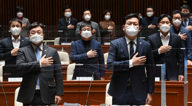 더불어민주당 송영길 대표와 윤호중 원내대표, 의원들이 6일 오후 국회에서 열린 정책의원총회에서 국기에 경례하고 있다. 연합뉴스