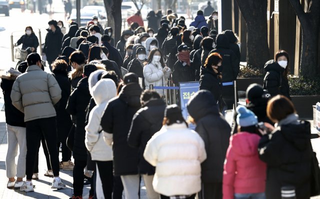 코로나19 신규 확진자 4천325명을 기록한 6일 오전 서울 송파보건소 선별진료소 주변에서 시민들이 검사를 받기 위해 줄을 서 있다. 연합뉴스