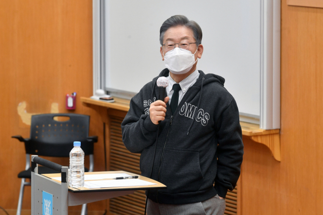 더불어민주당 이재명 대선 후보가 7일 서울 관악구 서울대에서 열린 서울대학교 금융경제세미나 초청 강연회에 참석해 