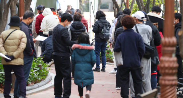 9일 대구 중구 국채보상운동 기념공원에 설치된 신종 코로나바이러스 감염증(코로나19) 임시선별검사소에서 시민들이 코로나19 진단검사를 기다리고 있다. 연합뉴스