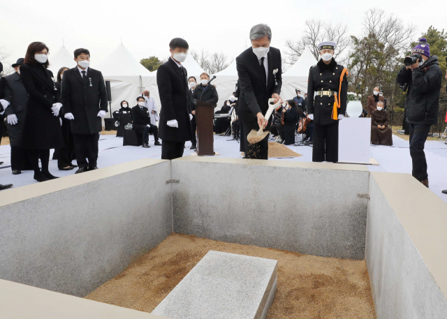 9일 경기도 파주시 동화경모공원에서 열린 고(故) 노태우 전 대통령 국가장 안장식에서 고인의 아들 노재헌 변호사가 취토하고 있다. 연합뉴스