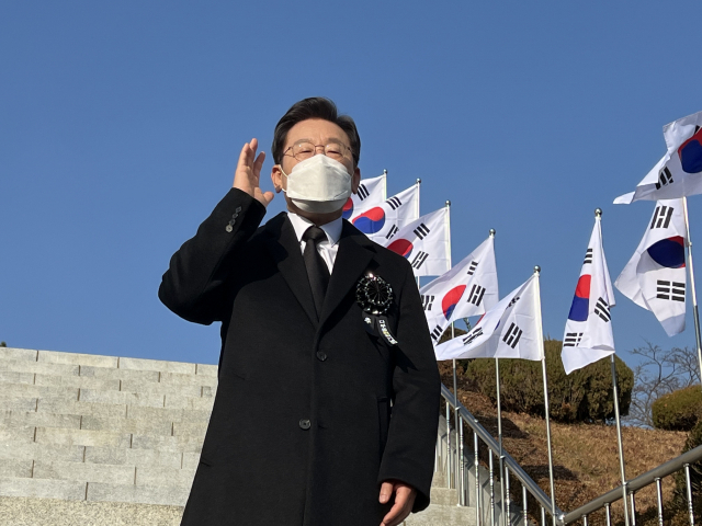 11일 칠곡군 다부동전적기념관을 찾은 이재명 더불어민주당 대선후보가 지지자들에게 손을 흔들고 있다. 이현주기자