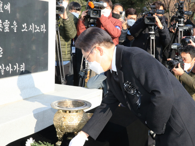 이재명 더불어민주당 대선후보가 11일 칠곡군 다부동전적기념관을 찾아 구국용사 충혼비 앞에서 헌화하고 있다. 이현주기자