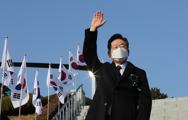 더불어민주당 이재명 대선 후보가 11일 한국전쟁 최대 격전지였던 경북 칠곡군 다부동 전적기념관 방문을 마치고 지지자들에게 손을 들어 인사하고 있다. 연합뉴스