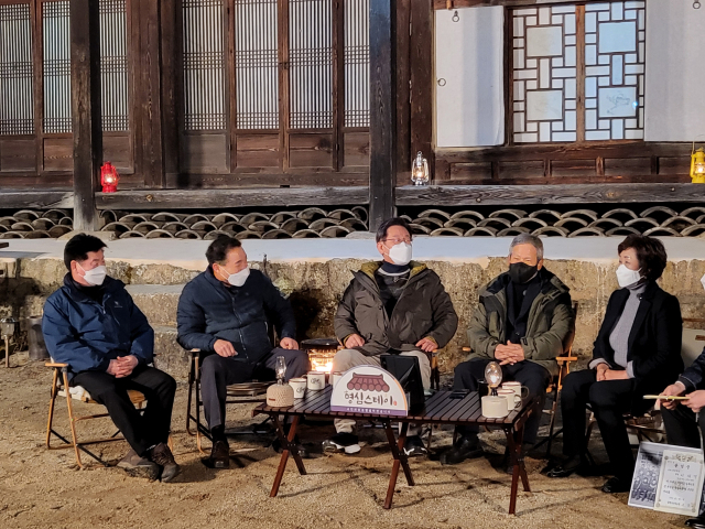 이재명 더불어민주당 대선 후보와 이 후보의 모교인 안동 삼계초등학교 동창생과 은사가 만산고택 마당에서 추억을 회상하는 시간을 가졌다. 윤영민 기자