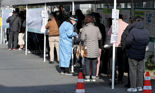 대구지역 코로나19 신규 확진자가 137명으로 집계된 12일 오후 대구 수성구보건소 선별진료소에서 시민들이 추위 속에서 PCR검사 차례를 기다리고 있다. 김영진 기자 kyjmaeil@imaeil.com