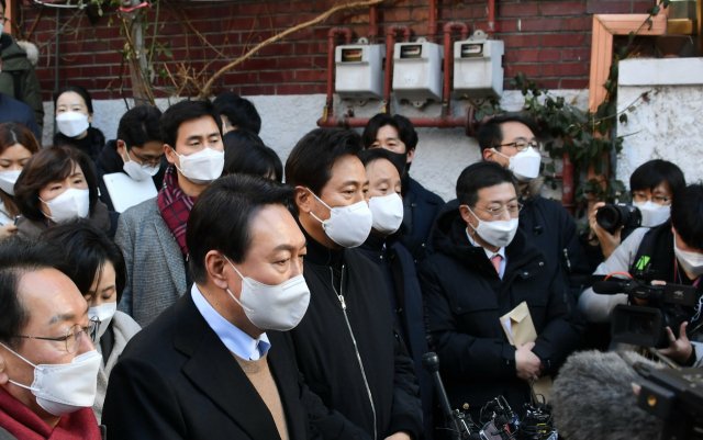 윤석열 국민의힘 대선 후보가 13일 오후 서울 강북구 미아동 미아 4-1 주택 재건축 정비구역을 찾아 오세훈 서울시장과 함께 현장을 둘러보고 있다. 2021.12.13. 서울시 제공