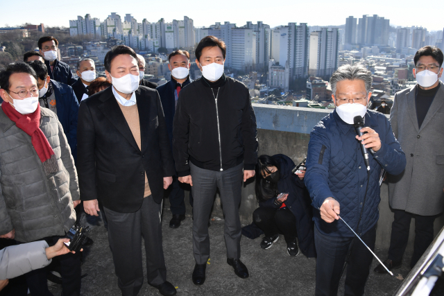 윤석열 국민의힘 대선 후보가 13일 오후 서울 강북구 미아동 미아 4-1 주택 재건축 정비구역을 찾아 오세훈 서울시장과 함께 현장을 둘러보고 있다. 2021.12.13. 서울시 제공