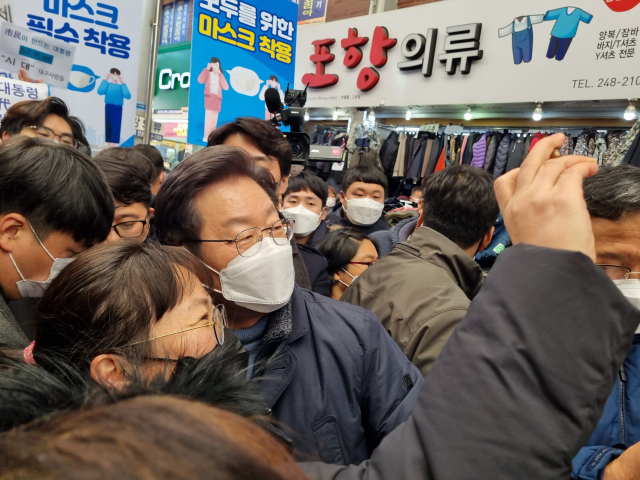 13일 오후 매타버스 마지막 일정으로 경북 포항을 찾은 이재명 더불어민주당 대선 후보가 포항시민과 인증샷을 찍고 있다. 배형욱 기자