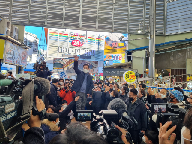 13일 오후 매타버스 마지막 일정으로 경북 포항을 찾은 이재명 더불어민주당 대선 후보가 죽도시장에 설치된 임시 단상에 올라 지지를 호소하고 있다. 배형욱 기자