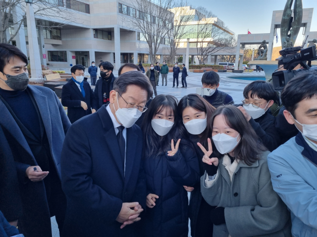 13일 오후 매타버스 마지막 일정으로 경북 포항을 찾은 이재명 더불어민주당 대선 후보가 모든 일정을 마치고 차량에 탑승 하기 전 포스텍 학생들과 기념촬영을 하고 있다. 배형욱 기자