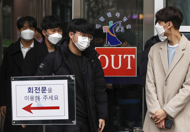 수능 생명과학Ⅱ 응시자 92명이 한국교육과정평가원을 상대로 제기한 정답 결정 처분 취소 소송의 첫 변론 기일이 열린 10일 오후 재판을 마친 수험생들이 서초구 서울행정법원을 나서고 있다. 연합뉴스