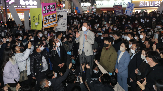 더불어민주당 이재명 대선 후보가 10일 오후 대구시 동성로를 찾아 연설하고 있다. 연합뉴스