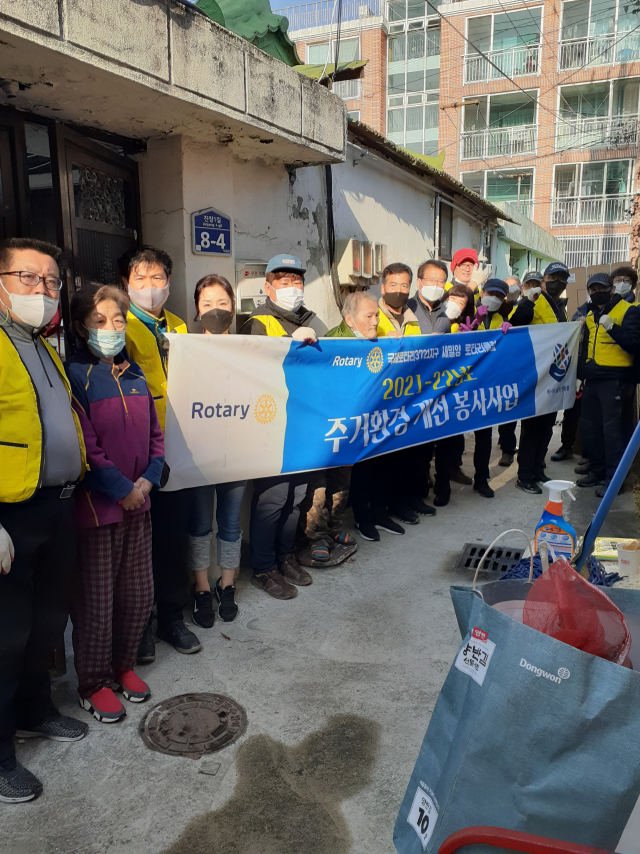 새밀양로타리클럽에서 주거환경개선사업을 실시하고 기념촬영을 했다. 밀양시 제공