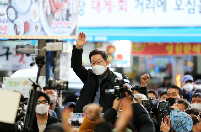 13일 경북 포항을 대표하는 전통시장인 죽도시장에서 더불어민주당 이재명 대선 후보가 상인과 시민 등을 대상으로 지지를 호소하고 있다. 연합뉴스