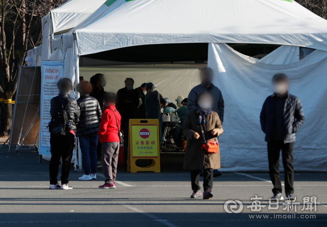 14일 오후 대구스타디움 임시선별진료소에서 코로나19 진단검사가 진행되고 있다. 대구 지역 코로나19 신규확진자 수는 지난 5일부터 13일까지 9일째 세자리 수를 기록 중이다. 우태욱 기자 woo@imaeil.com