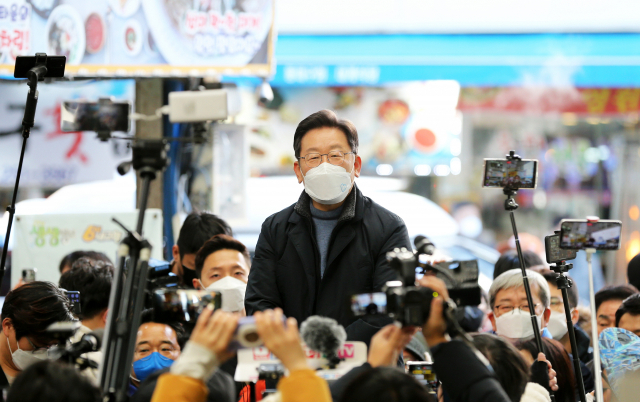 13일 경북 포항을 대표하는 전통시장인 죽도시장에서 더불어민주당 이재명 대선 후보가 상인과 시민 등을 대상으로 지지를 호소하고 있다. 연합뉴스