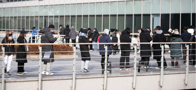 14일 오전 서울 마포구보건소에 마련된 코로나19 선별 진료소를 찾은 시민들이 검사 순서를 기다리고 있다. 중앙방역대책본부에 따르면 이날 0시 기준 신규 확진자 수는 5천567명으로 집계됐다. 위중증 환자는 906명을 기록해 처음으로 900명을 넘어섰으며, 사망자도 94명을 기록해 코로나 발생 이후 최다를 기록했다. 연합뉴스