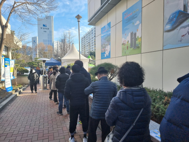 14일 오후 2시 30분쯤 대구 달서구 한 선별진료소. 검사가 시작되기 전인데도 수십명의 사람들이 줄을 서 있다. 임재환 기자