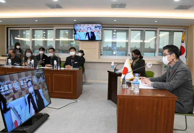 장욱현 영주시장이 일본 후지노미아 시장과 온라인으로 대담을 나누고 있다. 영주시 제공