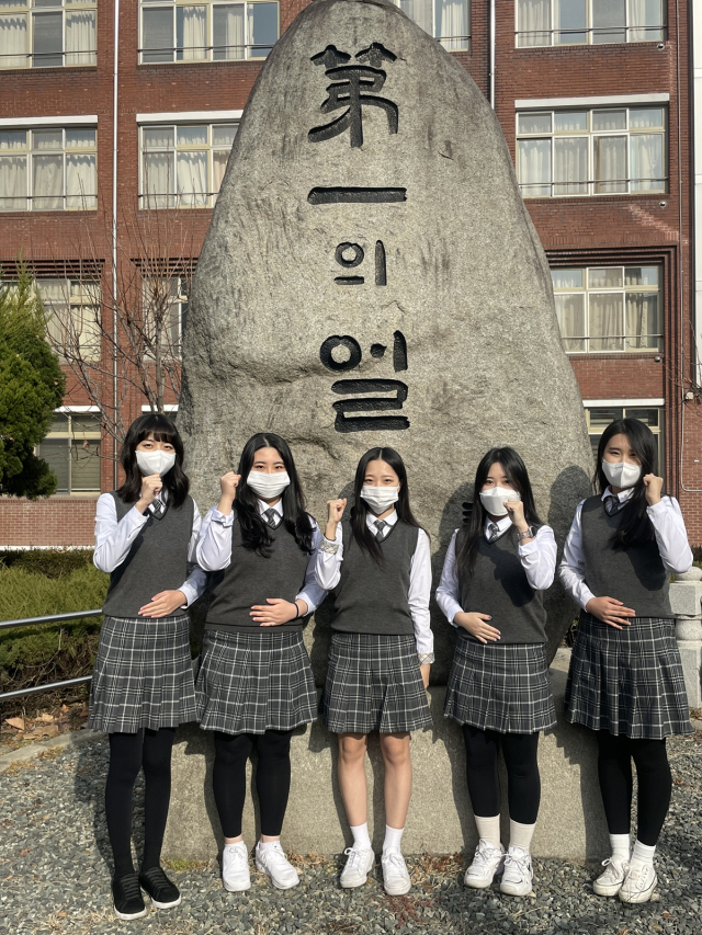 최근 공기업과 금융권 취업에 성공한 대구 제일여상 조아름, 박다원, 이은지, 안예민, 김민지 학생(왼쪽부터). 대구시교육청 제공