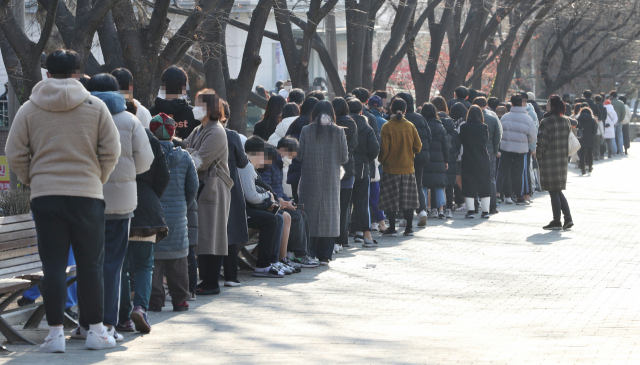 코로나19 일일 신규 확진자가 7천850명 발생해 역대 최다를 기록한 15일 대구 달서구보건소를 찾은 많은 시민들이 코로나 검사를 받기 위해 줄지어 순서를 기다리고 있다. 성일권 기자 sungig@imaeil.com