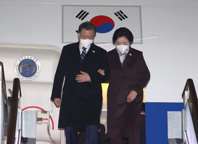 3박4일간 호주 국빈 방문을 마친 문재인 대통령 내외가 15일 성남 서울공항에 도착, 공군 1호기에서 내리고 있다. 연합뉴스