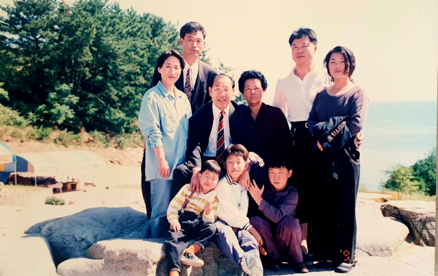 윤명구(두번째 줄 왼쪽 두번째) 씨 가족사진. 가족제공.