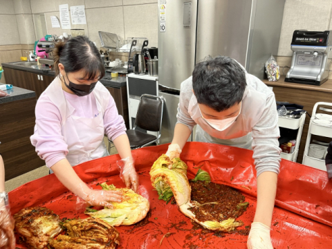 대구보명학교 김장 나눔 day 활동에서 학생들이 김장 김치를 담그고 있다.