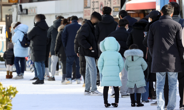 19일 오후 서울 마포구 지하철 홍대입구역 앞에 마련된 신종 코로나바이러스 감염증(코로나19) 찾아가는 선별검사소에서 시민들이 줄을 서고 있다. 연합뉴스