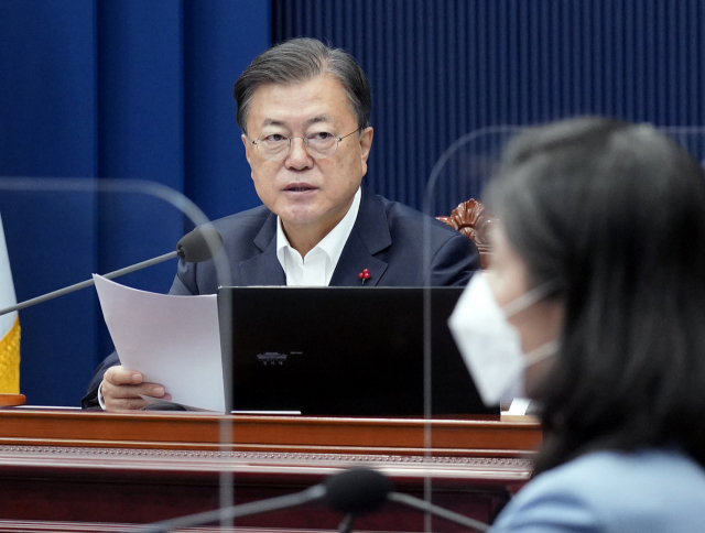 김외숙 청와대 인사수석이 21일 청와대 여민관에서 열린 영상국무회의에서 문재인 대통령의 발언을 듣고 있다. 이날 김진국 민정수석은 아들이 여러 회사에 입사지원서를 제출하며 아버지가 민정수석이라고 밝혀 물의를 빚자 사퇴했다. 연합뉴스