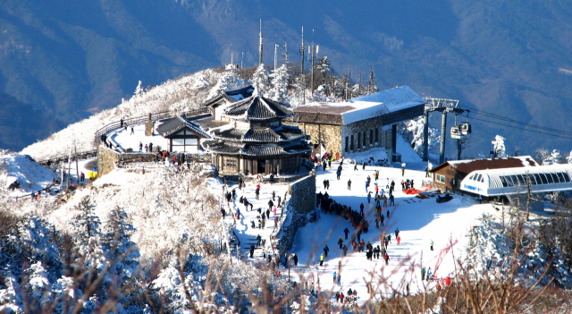 덕유산 정상인 향적봉에서 바라본 설천봉 풍경.