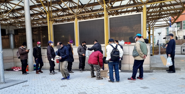 지난 21일 오후 4시쯤 대구역 근처. 무료 도시락을 받기 위해 노숙인들이 모여있다. 윤정훈 기자