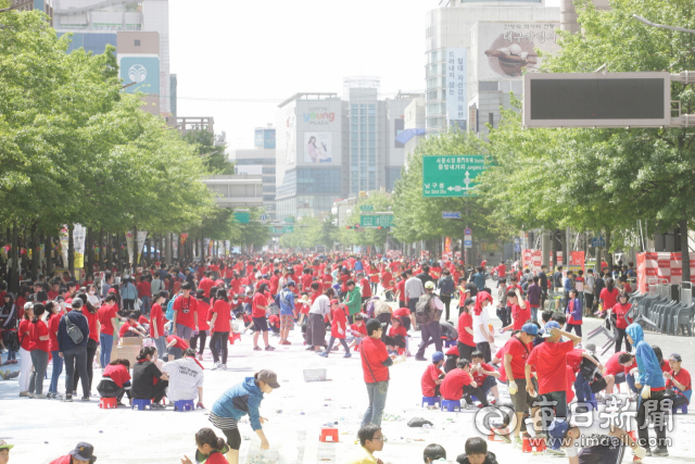 2016 컬러풀대구페스티벌에서 분필아트 기네스에 도전하고 있는 모습. 대구문화재단 제공