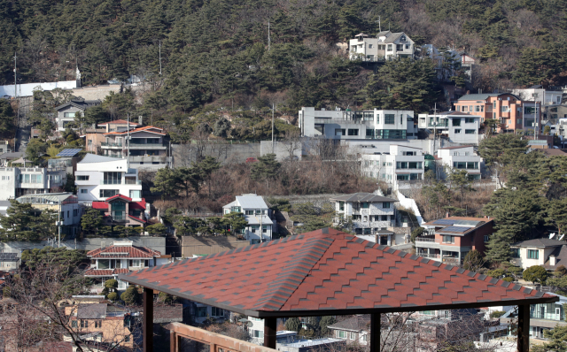 내년도 표준주택 공시가격과 표준지 공시가격이 크게 오르면서 보유세 부담도 커지게 됐다. 국토교통부의 22일 발표를 보면 내년도 전국 표준지 공시지가 상승률은 10.16%, 전국 표준 단독주택 공시가격 상승률은 7.36%다. 사진은 이날 서울 종로구 평창동 단독주택 밀집 지역. 연합뉴스