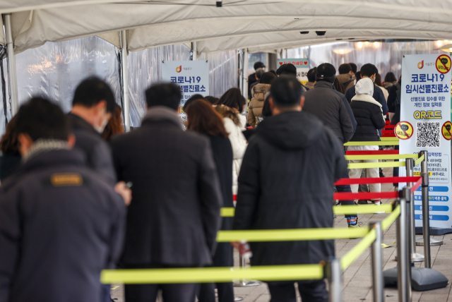 23일 오전 서울시청 앞 광장에 마련된 신종 코로나바이러스 감염증(코로나19) 임시 선별검사소에서 시민들이 줄을 서고 있다. 중앙방역대책본부는 이날 0시 기준으로 신규 확진자가 6천919명 늘어 누적 확진자 수가 58만9천978명이라고 밝혔다. 연합뉴스