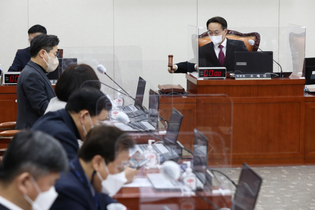 21일 국회에서 열린 교육위원회 전체회의에서 조해진 위원장이 의사봉을 두드리고 있다. 이날 교육위 전체회의는 민주당이 국민의힘 윤석열 대선후보 부인 김건희씨 허위경력 관련 현안질의를 요구했으나 야당이 불참해 안건이 미정인 상태로 열렸다. 연합뉴스