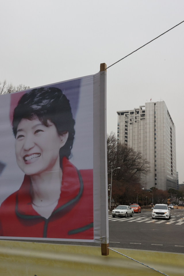 박근혜 전 대통령의 특별사면 결정이 발표된 24일 오전 박 전 대통령이 입원 중인 서울 강남구 일원동 삼성서울병원 앞에 박 전 대통령의 쾌유를 바라는 현수막이 걸려 있다. 연합뉴스