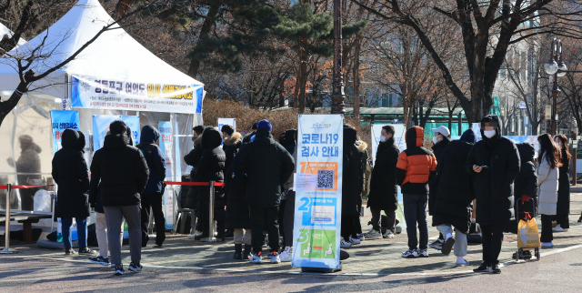 25일 신종 코로나 바이러스 감염증(코로나19) 확진자가 5천842명을 기록했다. 위중증 환자는 1천105명으로 또 최다를 기록했다. 이날 서울 여의도공원 선별진료소 앞에서 시민들이 신종 코로나바이러스 감염증(코로나19) 검사를 받기 위해 기다리고 있다. 연합뉴스