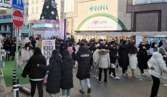 크리스마스인 25일 대구백화점 앞 광장 앞이 사람들로 북적이고 있다. 최혁규 기자